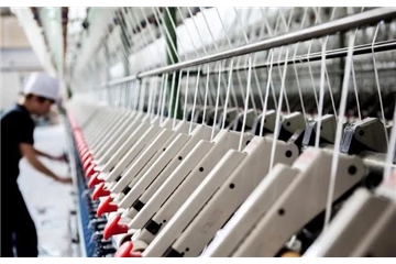訂單減少50% 開機(jī)率達(dá)到低位，限電或?qū)⒕硗林貋恚嗟仉妰r(jià)最高上漲70%，紡織人的春天何時(shí)到來？